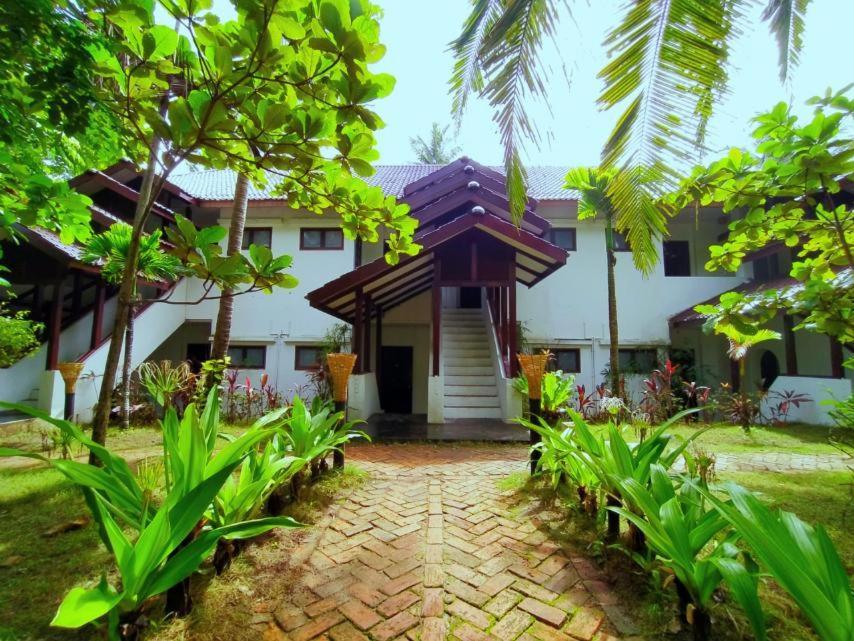 Emerald Sea Resort Ngwesaung Exterior photo